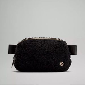 New With Tags Lululemon Everywhere Fleece Belt Bag in Black